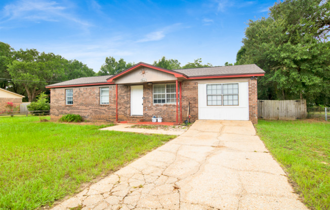 4 Bed Home with Large Yard