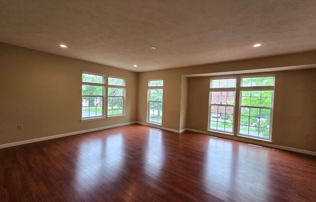 Beautiful End Unit Townhouse - Conveniently Located