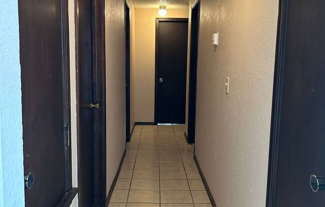 3 beds, 1 bath, $1,100