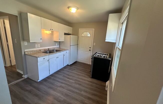 2 beds, 1 bath, $1,200