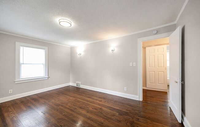 2-bedroom, 1-bathroom duplex is located in the heart of Kansas City