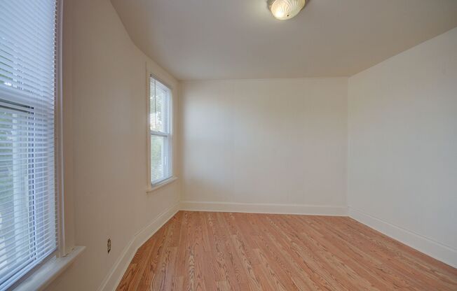 2 beds, 1 bath, $1,025, Unit 521 N Chicago St