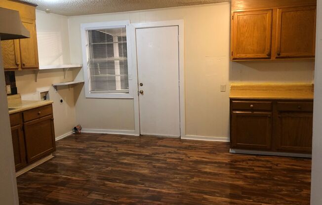 3 beds, 1 bath, $850