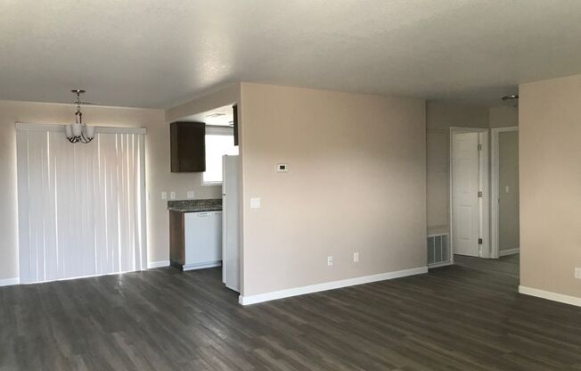 2 Bedroom 1 Bathroom Apartment with Laundry Hook-ups & 1 Car Garage