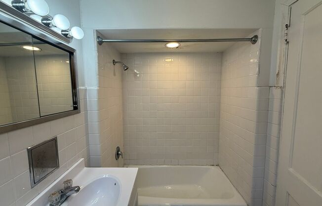 Studio, 1 bath, 295 sqft, $1,250, Unit Old King Edward 171