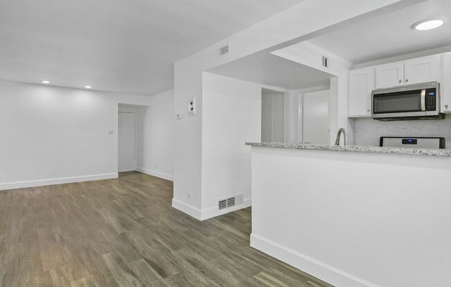 1 bed, 1 bath, 755 sqft, $1,150, Unit 107