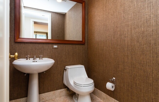 1 bed, 1.5 baths, 751 sqft, $4,500, Unit 17C