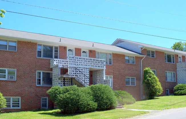 2 beds, 1 bath, 903 sqft, $1,140, Unit M-3