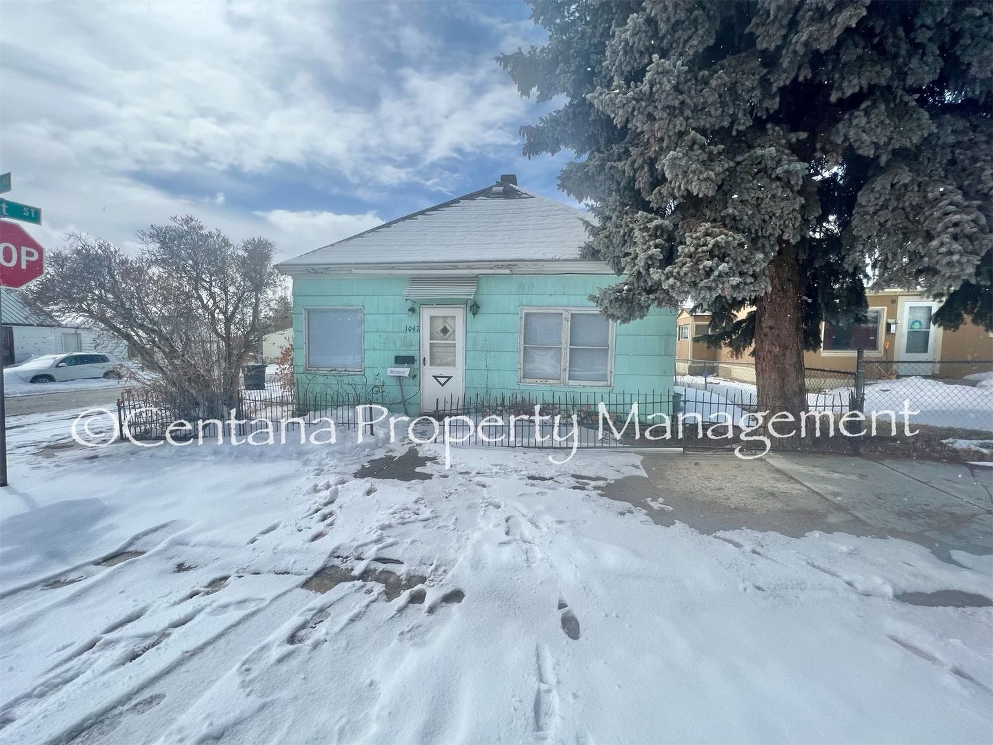 2 bedroom house centrally located and pet friendly!