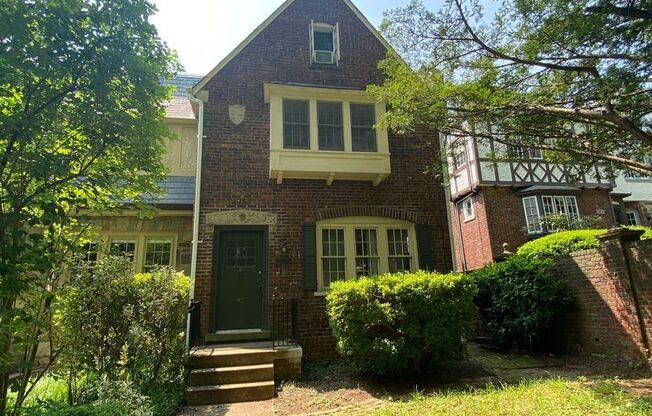 Spacious 6 bedroom 3.5 bath Tudor Townhouse w/Deck close to Georgetown University & Hospital