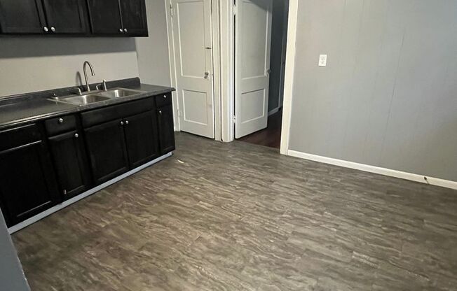 $795 - 1 bed 1 bath with bonus room! - Duplex