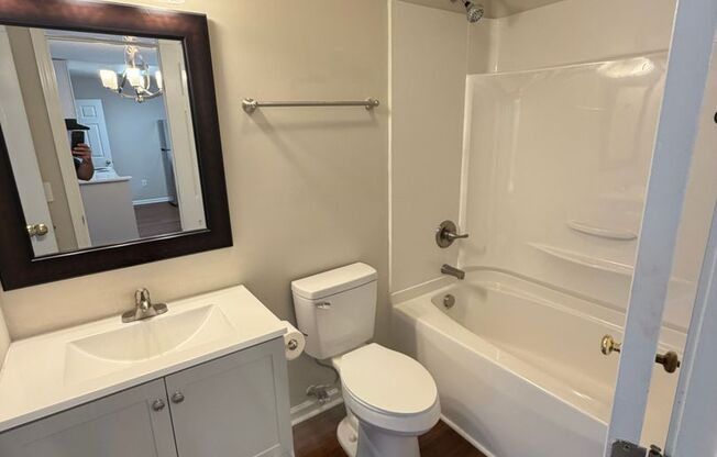 1 bed, 1 bath, 779 sqft, $1,100, Unit 1210 R