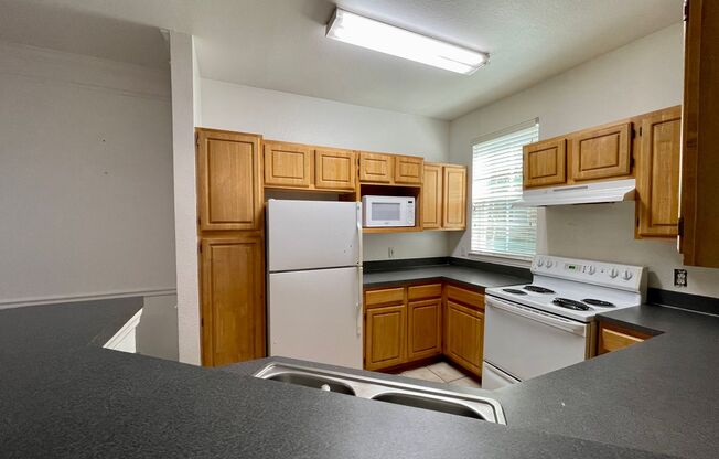 $500 CREDIT BACK IN YOUR 1ST MONTH RENT- SPACIOUS 3/2 - 1ST FLOOR UNIT- ZIP 32835