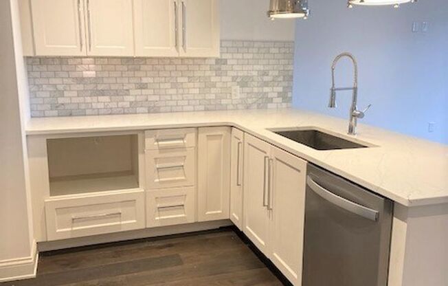 1 bed, 1 bath, 738 sqft, $1,900, Unit 305W