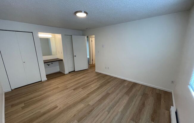 2 beds, 1 bath, 780 sqft, $1,100, Unit 11