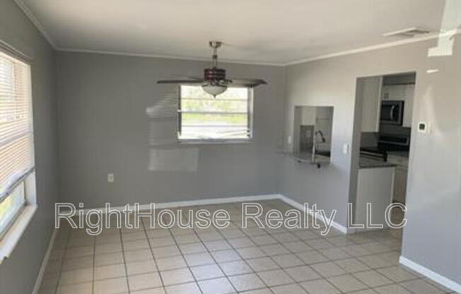 907 CTR AVE