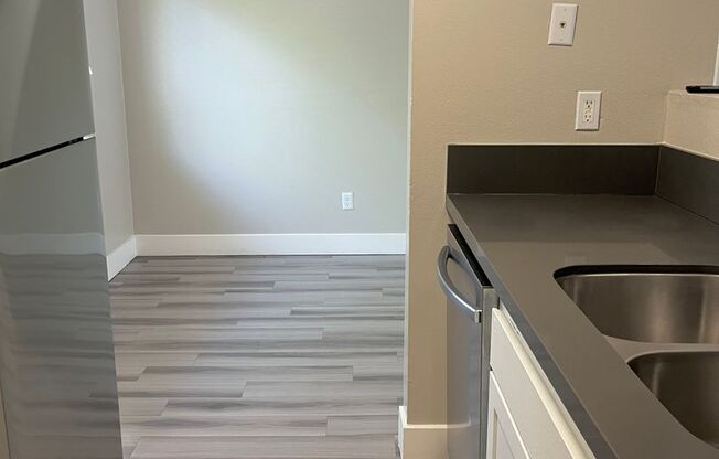 2 beds, 1 bath, 896 sqft, $1,995, Unit 102