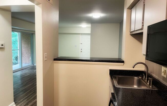 2 beds, 1 bath, $1,600, Unit # 402