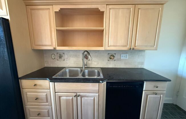 3 beds, 2 baths, 1,952 sqft, $3,200, Unit Royal York 916