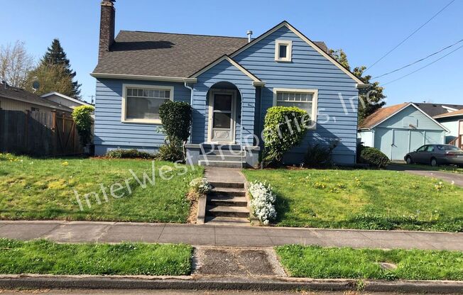 ADORABLE 2 BEDROOM HOUSE IN NORTH PORTLAND WITH LARGE BACK YARD & 2 CAR GARAGE!