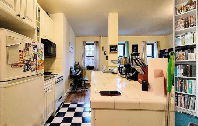 1 bed, 1 bath, 3 sqft, $2,700, Unit 4H