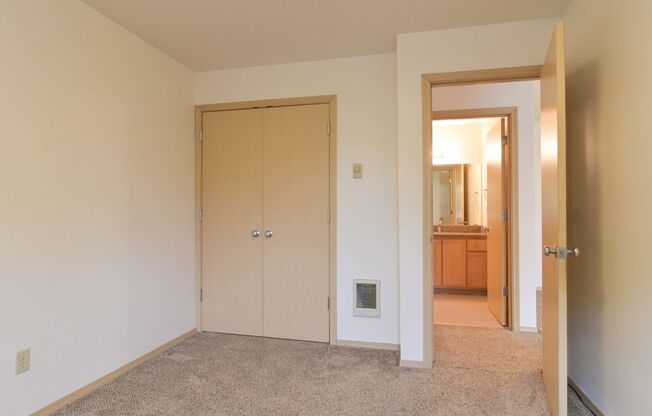 2 beds, 1 bath, $1,600, Unit 13