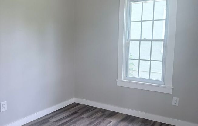 2 bedroom, 1 bath, large back yard