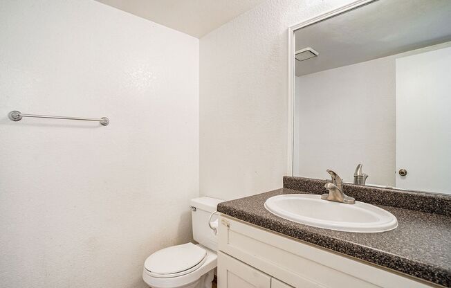 2 beds, 1.5 baths, $1,425, Unit Unit C