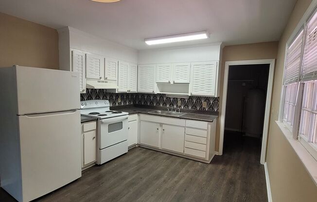 Clarke Co. - Athens, GA Huntington Ct - 3 Bedroom, 1.5 Bathroom - Brick Home - Right Next to the GA. Square Mall - Convenient to all Athens Amenities