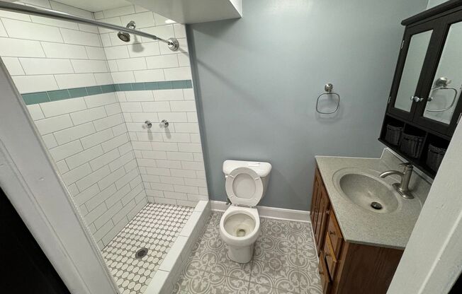 Spacious 1BR Single-Family Near 55th & Whipple — Heat & Hot Water Included