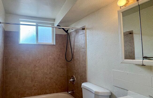 2 Bedroom 1 Bath In Lakewood! Available Now!!