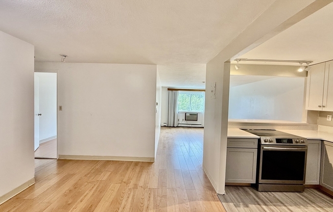 1 bed, 1 bath, 999 sqft, $1,900, Unit 4L