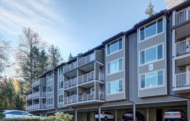 Spacious 2bd + DEN, 1.75ba Condo available in the heart of Issaquah!