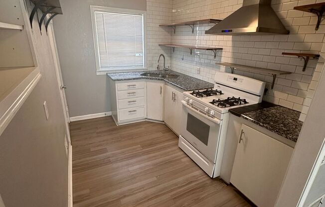 3 beds, 1 bath, $1,095, Unit 6004