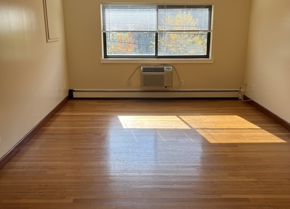 1 bed, 1 bath, 650 sqft, $1,800, Unit 30