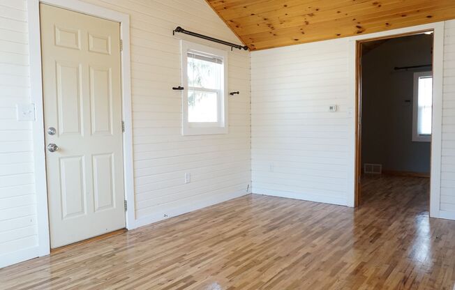 Cozy Cottage with garage and fenced yard