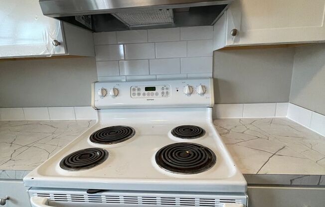 2 beds, 1 bath, 945 sqft, $1,575, Unit 037