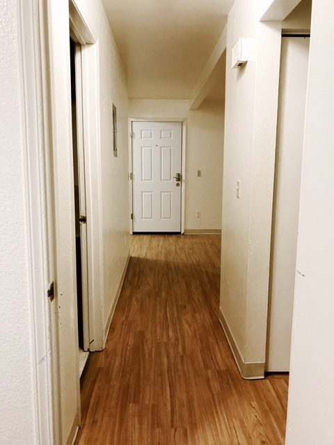 2 beds, 1 bath, $1,300, Unit 04