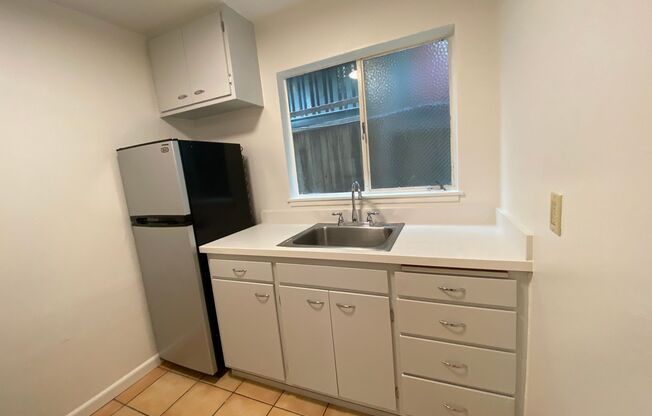 1 bed, 1 bath, 425 sqft, $2,050, Unit 01