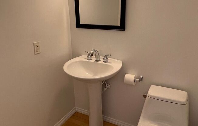 Charming One-Bedroom Townhome near Rainbow/Washington 1200/mo