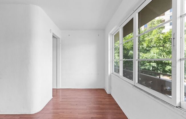 Available now! 1BD/1BA/1PKG at Hawaiiana Gardens in Waikiki.