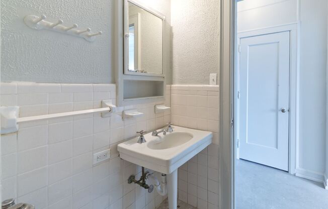 Studio, 1 bath, 420 sqft, $1,075, Unit 410