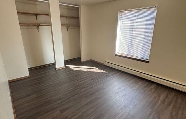 1 bed, 1 bath, 700 sqft, $899, Unit Custer-201