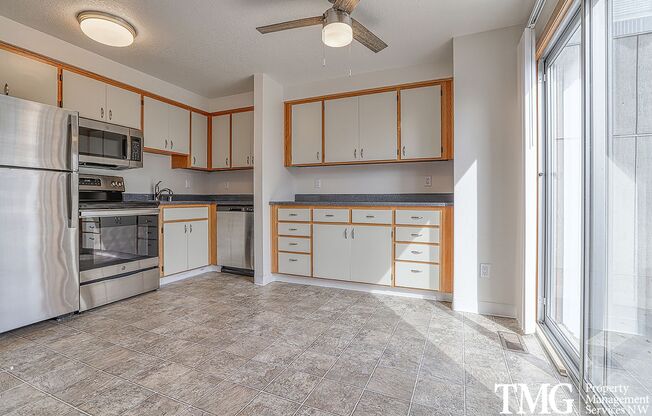 4 beds, 2.5 baths, $2,995, Unit 5017