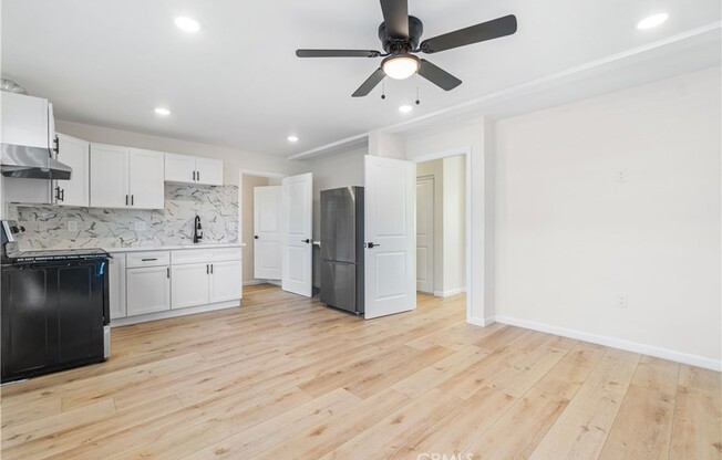 523 W 12 ST
