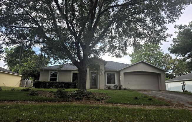 Beautiful home located in Deltona. 3/2