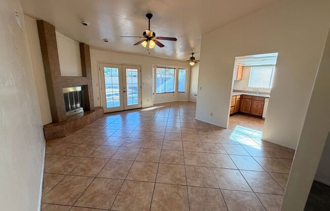 ⭐ Spacious 3-Bedroom 2-Bathroom Chandler Home with Vaulted Ceilings and Large Yard