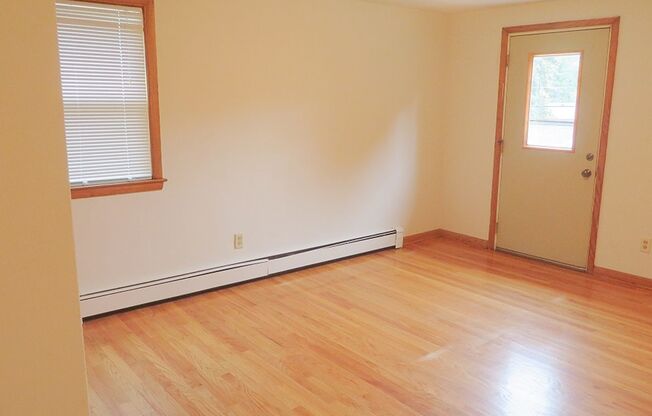 2 beds, 1 bath, 850 sqft, $1,299, Unit 5806-3 Russett