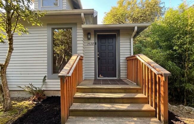 *$1,000 off the second full month of rent!* Beautifully Updated SW Portland Home in Excellent Location, Easy Access to I-5 and Barbur Blvd.!