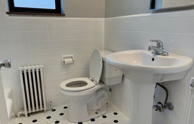 2 beds, 1 bath, 800 sqft, $1,720, Unit 6236 Fifth Ave. #301A